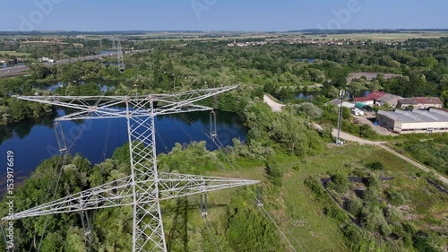 vue aérienne autour d'un pylône de ligne haute tension électrique.  Au fond l'échangeur routier de Hauconcourt avec les autoroutes A31 et A4