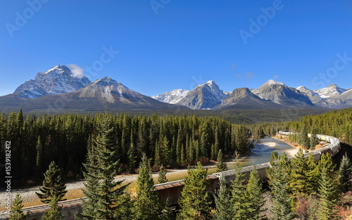 Billede på lærred Freight convoy on the Canadian Pacific Railway Morant's Curve along the Bow River, the Bow Range snowy mountains in back