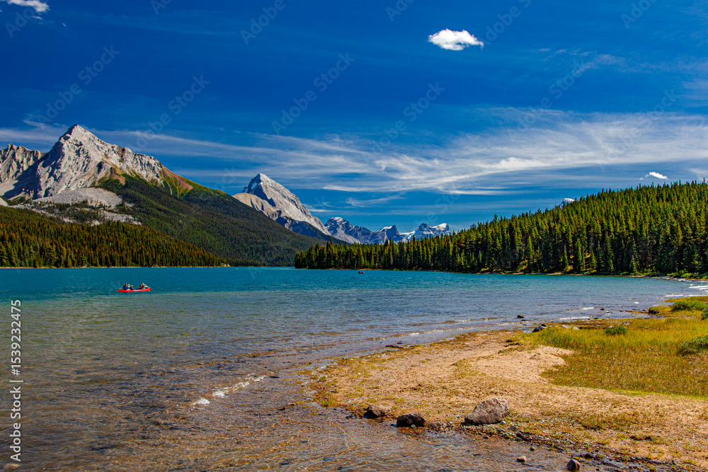 Obraz premium A view of Maligne Lake and the surrounding mointains