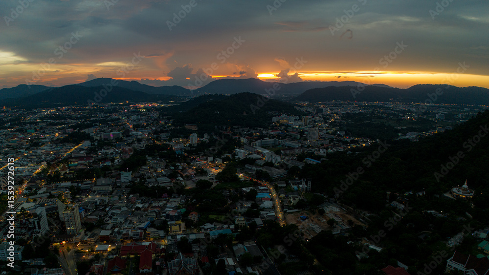 Obraz premium Sunset over tropical mountain city in Thailand
