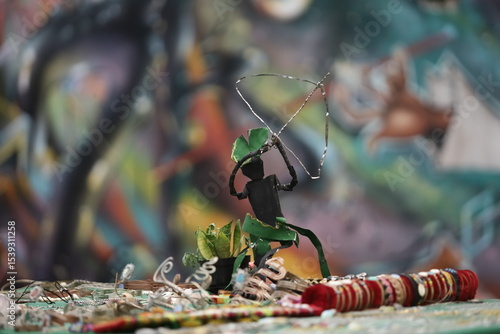 O espírito do arqueiro: uma miniatura com arco e flecha aponta para a simbologia universal da busca, do foco e da liberdade. Da energia de Oxóssi à influência astrológica de Sagitário e Júpiter.