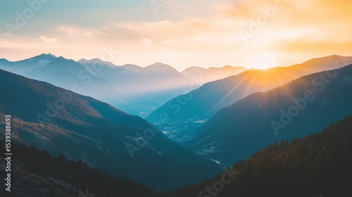 壮大な夕日の山岳風景、ゴールデンアワーの光線が峰々を照らす
