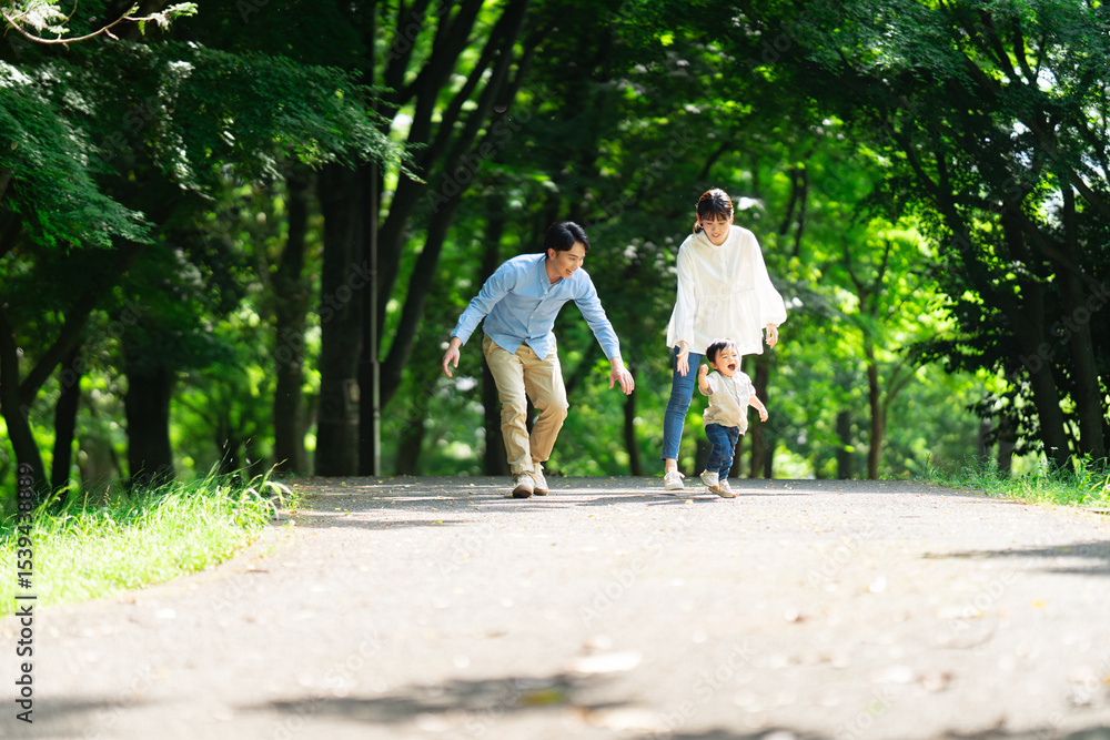 Fototapeta premium 家族に駆け寄る一歳半の少年