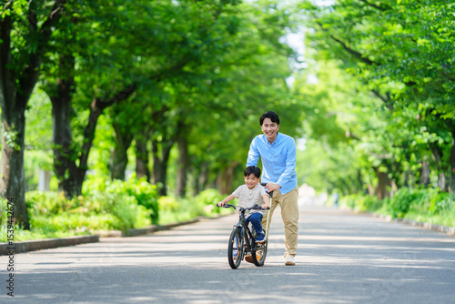 Wallpaper Mural 自転車の練習をする5歳の男の子とフォローする父親 Torontodigital.ca