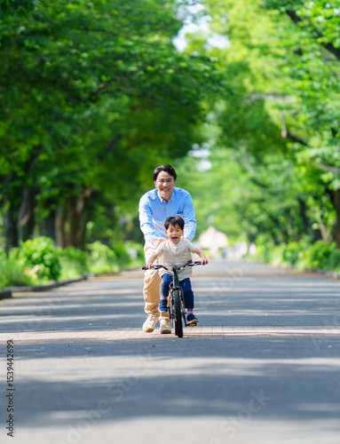 Wallpaper Mural 自転車の練習をする5歳の男の子とフォローする父親 Torontodigital.ca