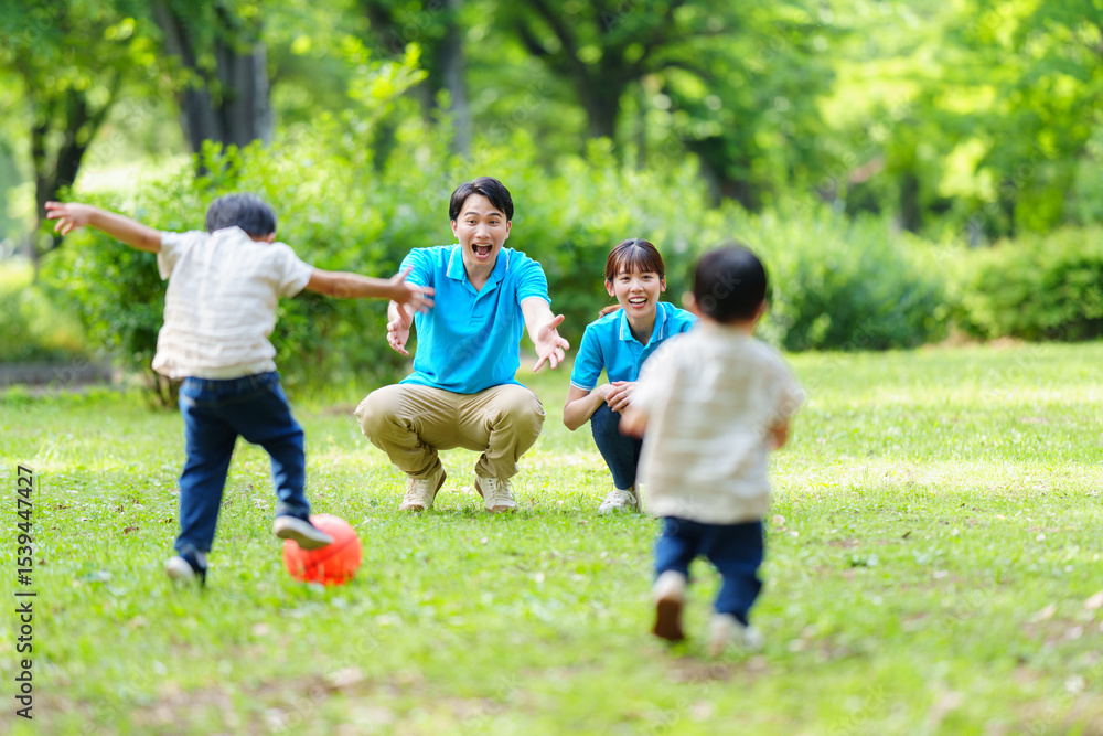 Obraz premium 公園で屋外保育する保育士 