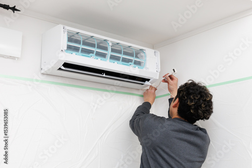 エアコンを取り付ける作業員