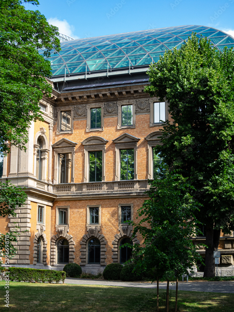 Fototapeta premium View to museum building in park