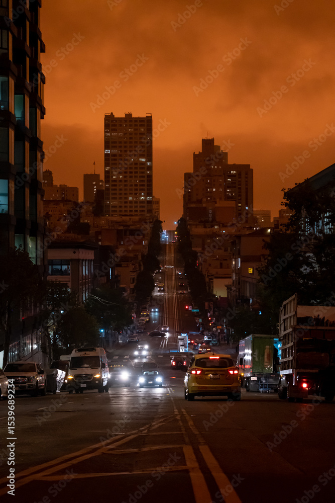 Naklejka premium Muted street scene of San Francisco blanketed in orange haze from wildfires, September 9, 2020