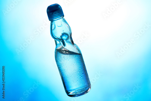 冷えたラムネ、青の背景に日本の伝統的な夏の飲み物。