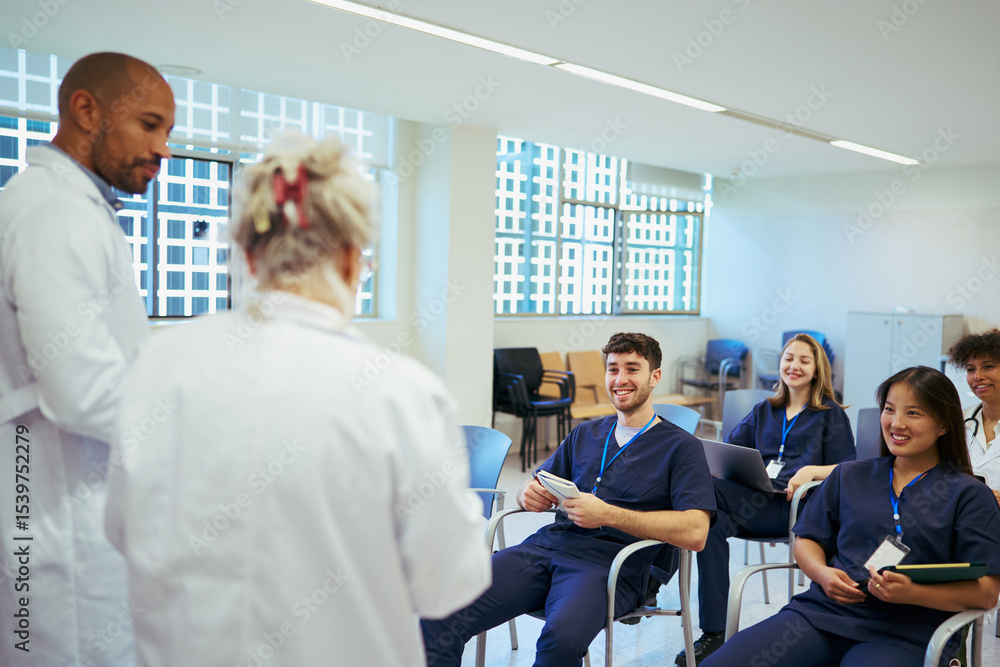 Obraz premium Medical team discussing patient care during hospital meeting