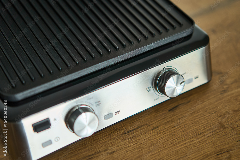 Obraz premium This electric grill has a nonstick surface and adjustable temperature controls for your convenience