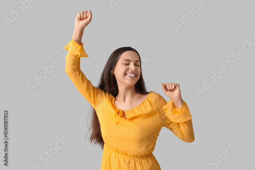 Cheerful young woman on gre...