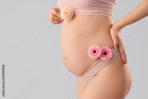 Young pregnant woman in und...