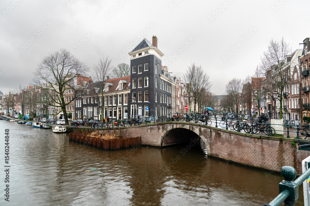 Obraz premium Amsterdamer Grachten mit Brücke und Grachtenhäusern im Winter
