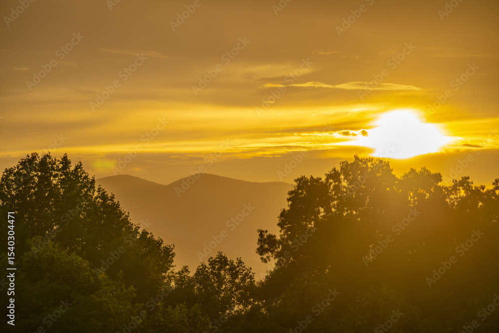 Naklejka premium sunset on the mountain