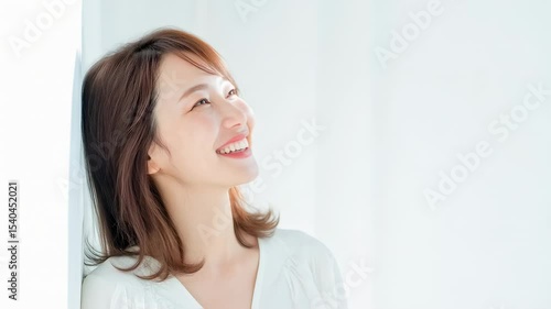 笑顔で空を見上げる女性の前向き映像