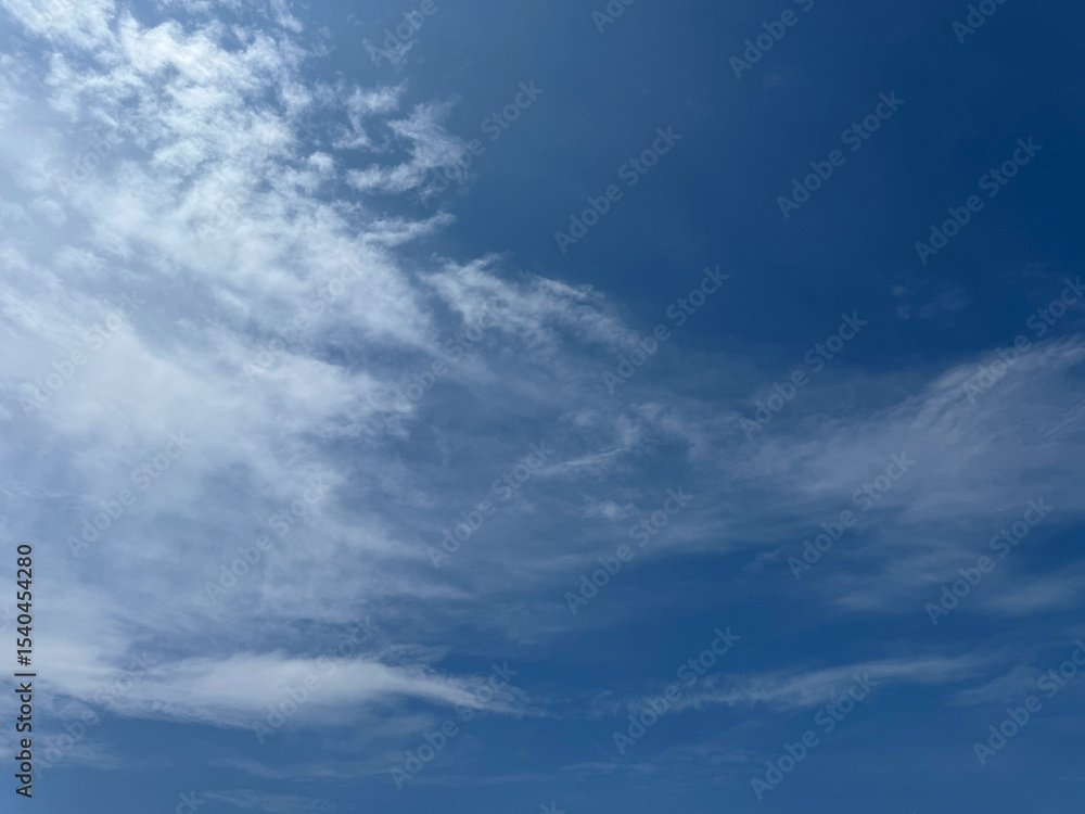 Obraz premium White clouds in blue sky 