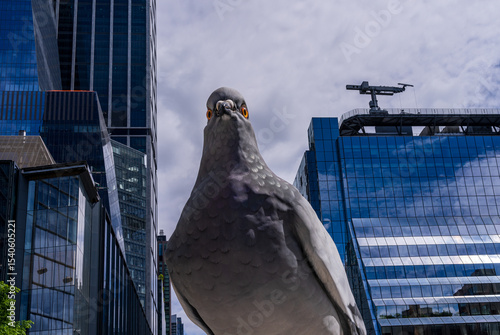 Canvas Print Forced perspective makes large pigeon sculpture on High Line look life sized in