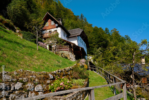 Fotografie Hallstatt, Austria – September 29, 2023 - Alpine House Steep Hillside Hallstatt Austria