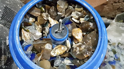 Vibratory tumbling of polishing stones, rotation of rounded flints and chalcedonies without abrasive powder
