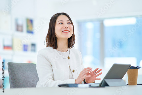 仕事中に同僚と会話する女性