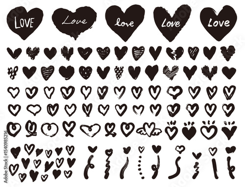 手描きのハート。落書き風、グランジハート。バレンタインデーや愛のシンボル。ベクター素材。