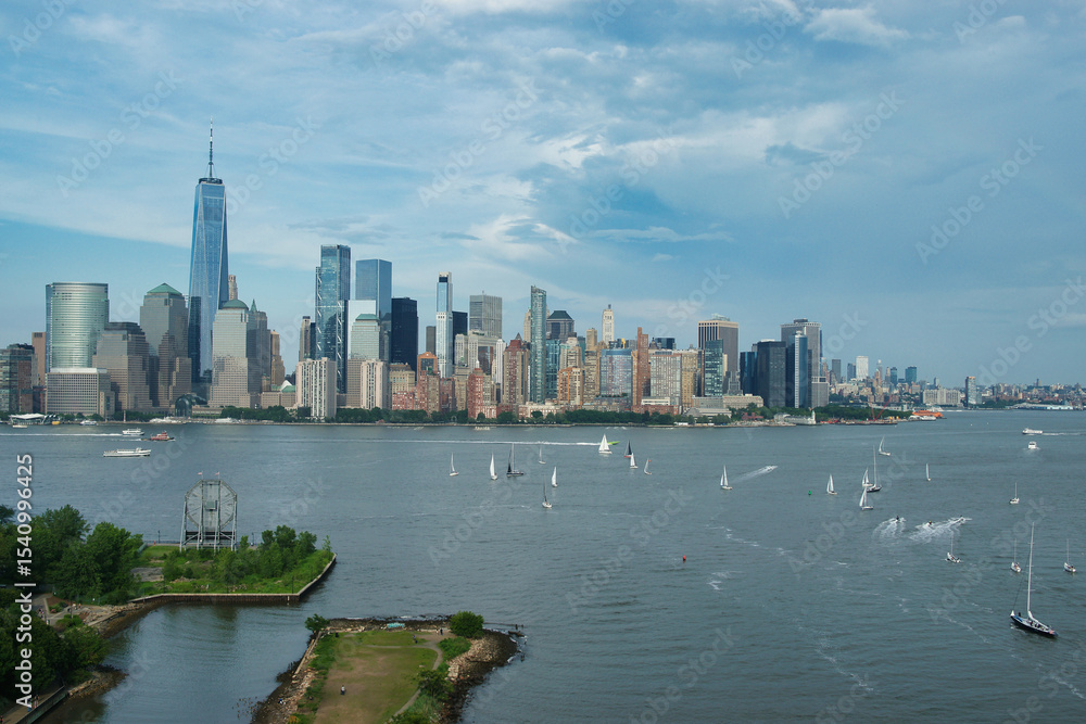 Fototapeta premium Sailboats on the Hudson River with the New York skyline.