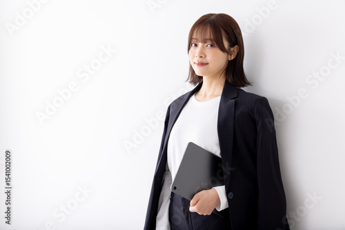 スーツを羽織るビジネスウーマン

