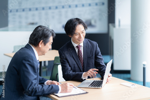 Wallpaper Mural オフィスで働くビジネスマン　撮影強直：スカパー東京メディアセンター Torontodigital.ca