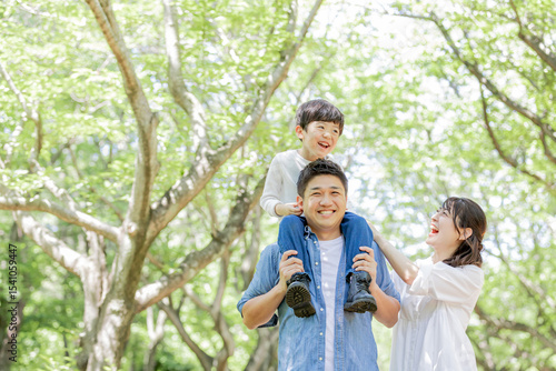 家族　親子　肩車
