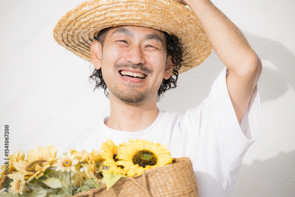 Photography Poster ひまわりを持つ麦わら帽子を被った中年男性 明るい