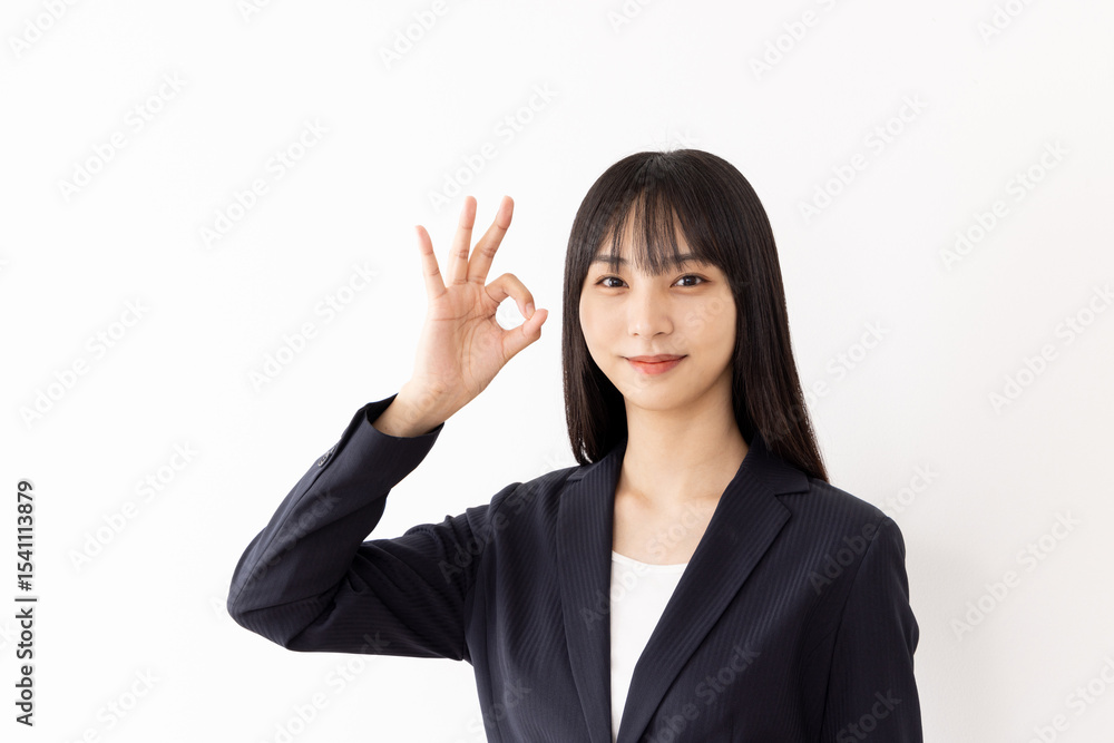 オッケーボーズをするビジネスウーマン
オッケーボーズをするビジネスウーマン