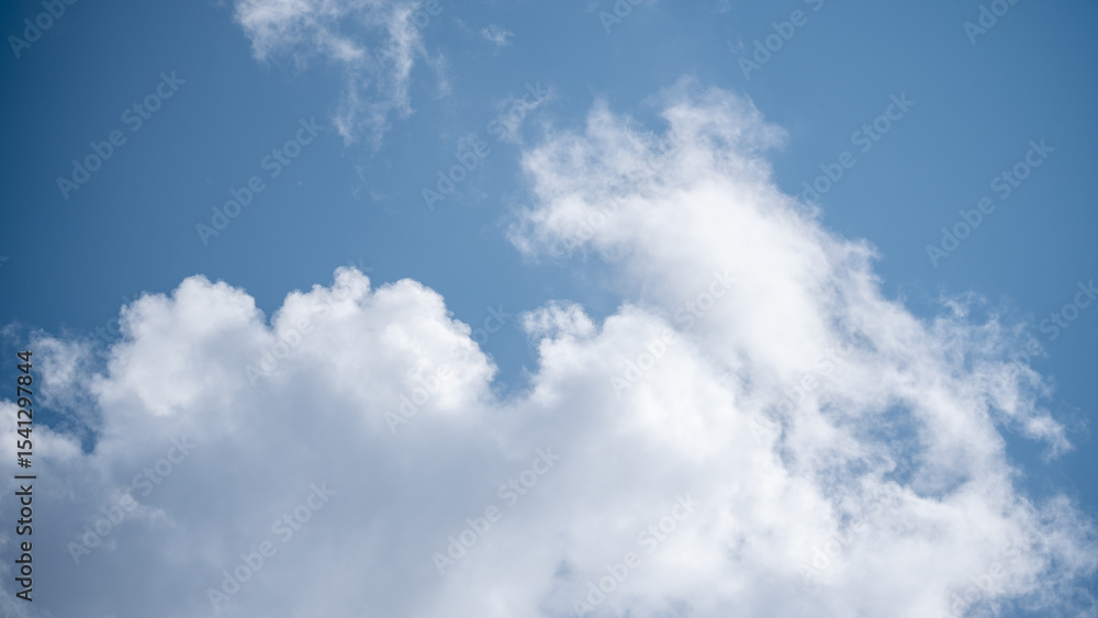 Obraz premium Blue Sky Soft Cloud Formation Peaceful Daylight Atmosphere Scenic Weather View Natural Background