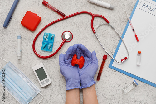 Doctor holding thyroid glan...