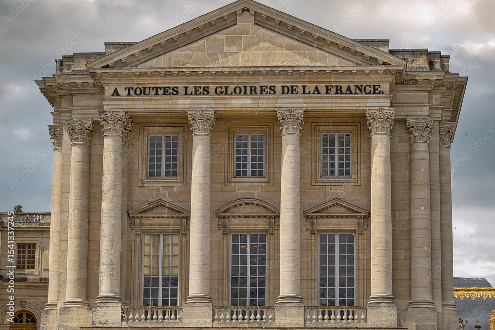 Obraz premium Palace Facade with Columns and Windows at Versailles Gardens, Paris.