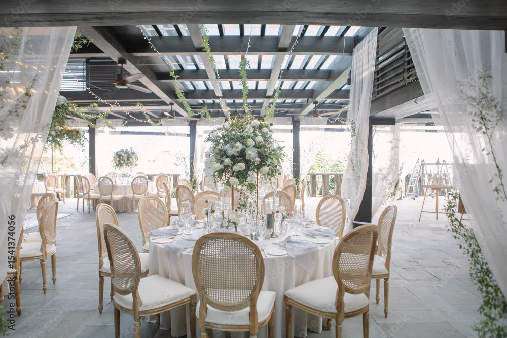 Fototapeta premium lovely Table setting for magnificent composition from flowers at a wedding