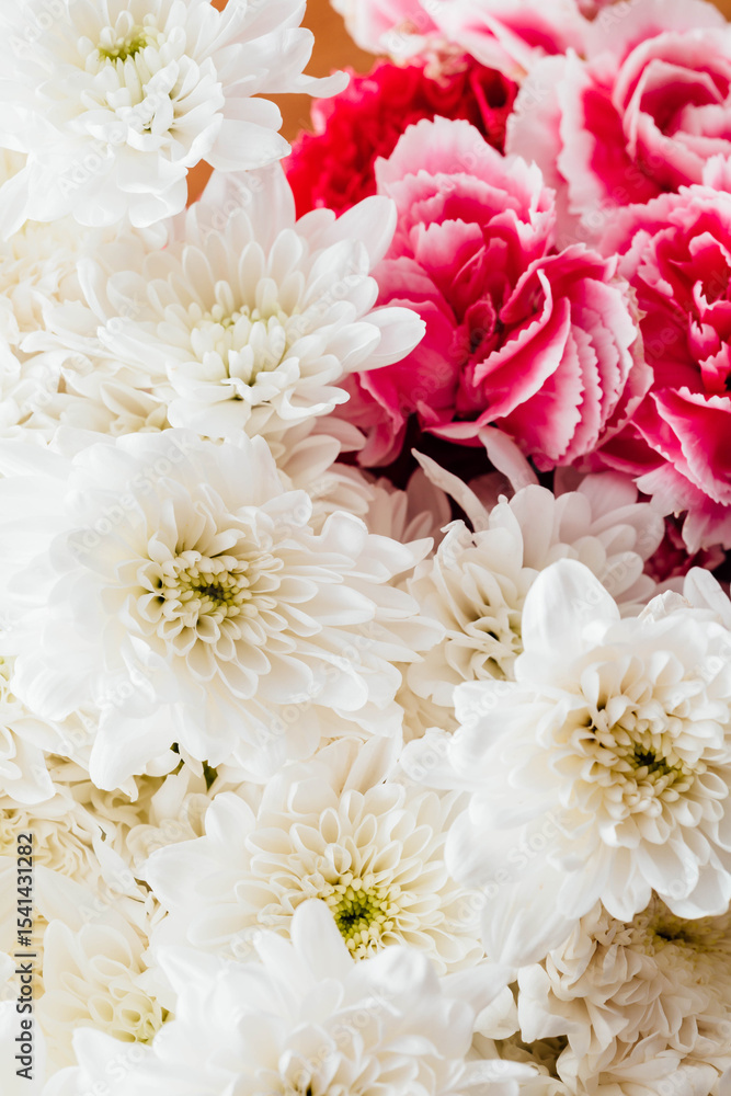 Elegant White and Pink Flower Arrangement for Decorative Purposes Elegant White and Pink Flower Arrangement for Decorative Purposes