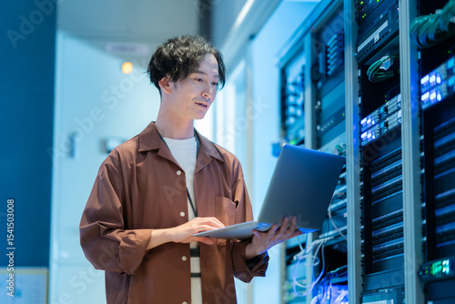 サーバールームでメンテナンスをするエンジニア　撮影協力：スカパー東京メディアセンター