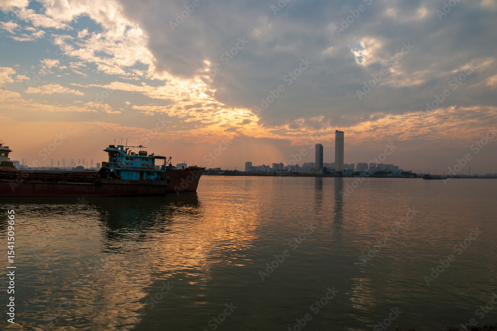 Fototapeta premium sunset over the river in guangzhou