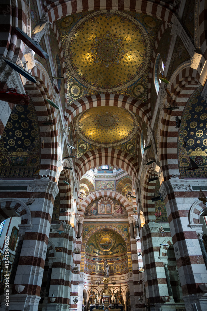 Obraz premium Interior and nave of Basilica of Our Lady of the Watch, Mareseille, France