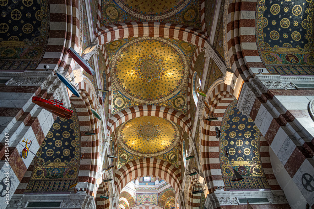 Obraz premium Interior and nave of Basilica of Our Lady of the Watch, Mareseille, France