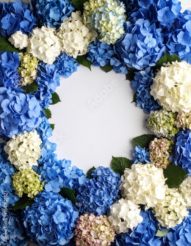 Marco con hortensias blancas y azules, con un espacio central circular