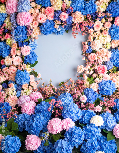 Marco con rosas, hortensias azules, con un espacio central cuadrado