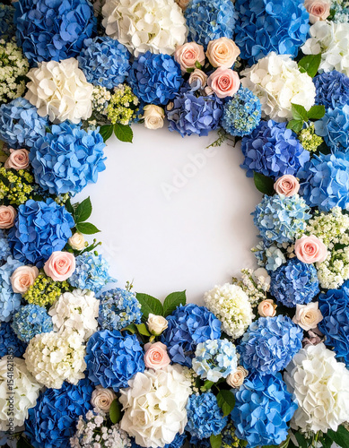 Marco con rosas, hortensias blancas y azules, con un espacio central circular