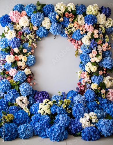 Mural con hortensias azules, con un espacio central