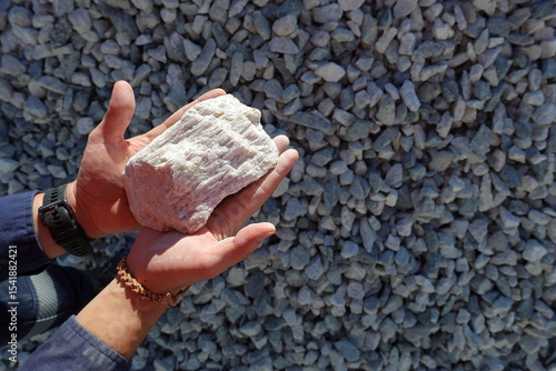 Foto Spodumene ore, lithium bearing mineral, held in hand