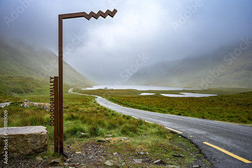 Straße am wild atlantic way im Doolough Valley in Irland