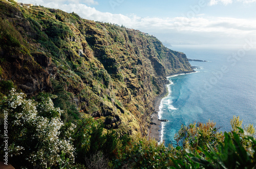 Mirador Los 500 escalones, Stunning Coastal Cliff View with Lush Vegetation and Sparkling Ocean Horizon