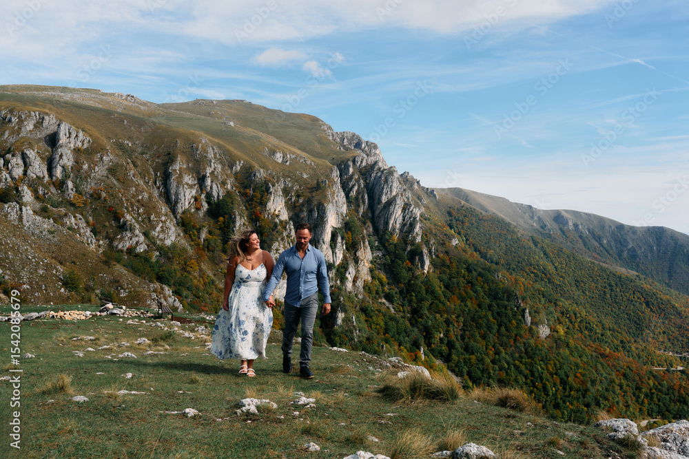 Obraz premium Couple walking together on mountain trail